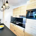 Seaview Friendly 8 *